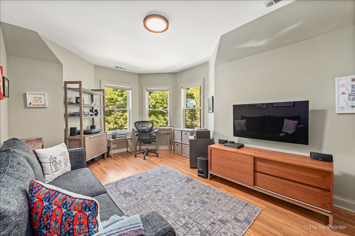 1531 W Granville Avenue