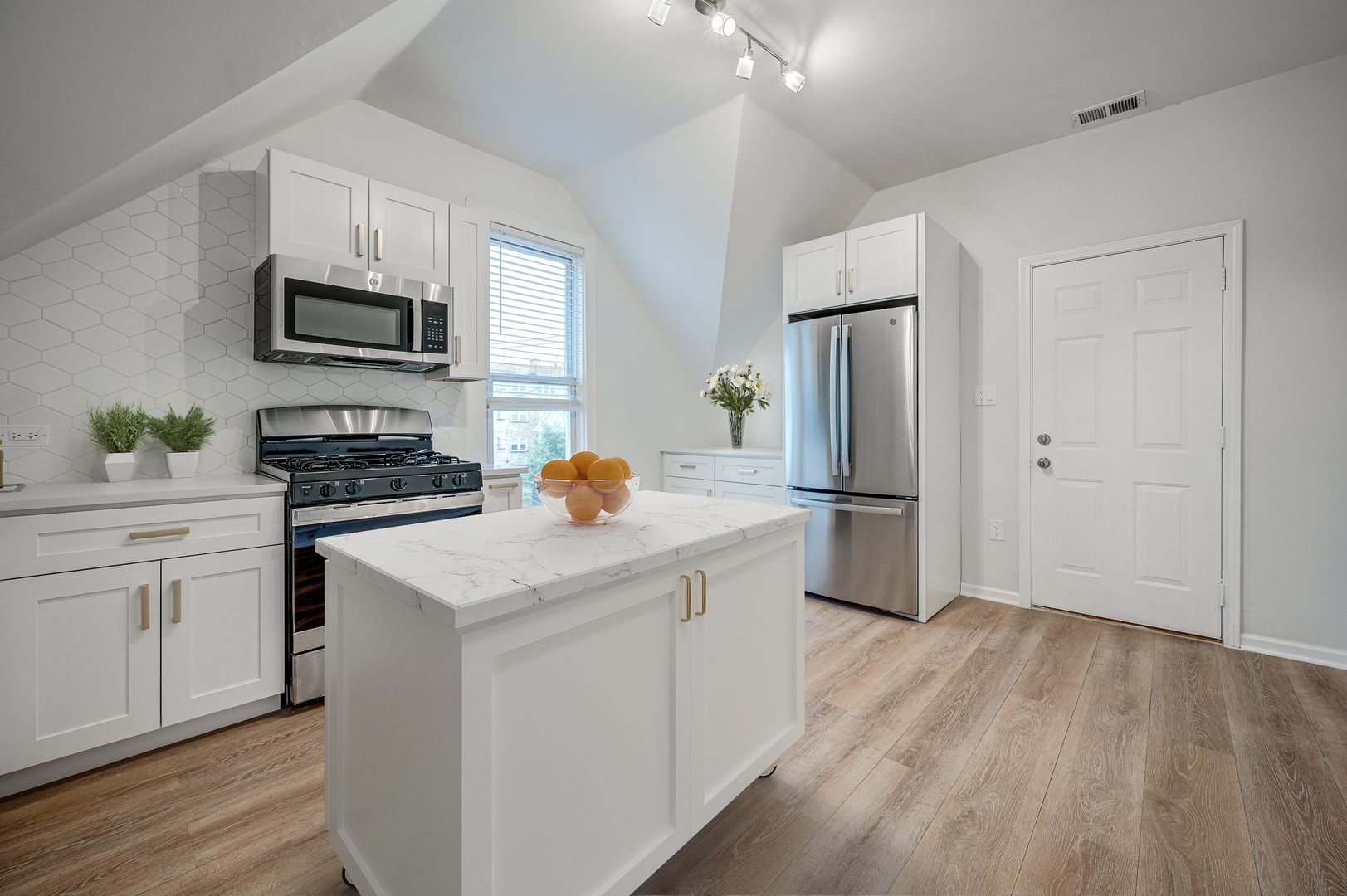 3323 W Potomac Avenue