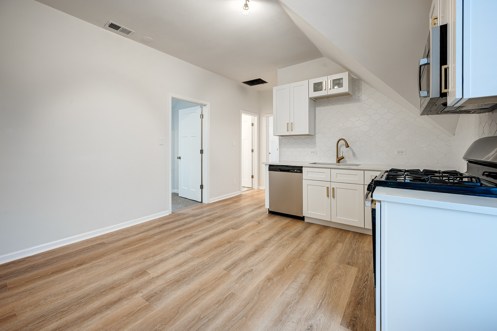 3323 W Potomac Avenue