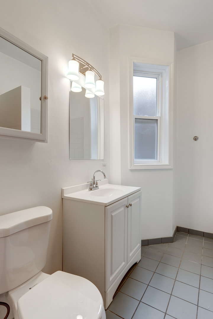 3323 W Potomac Avenue