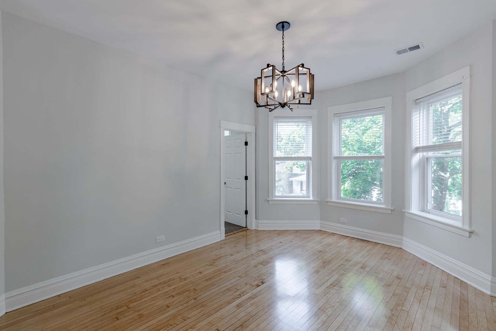 3323 W Potomac Avenue