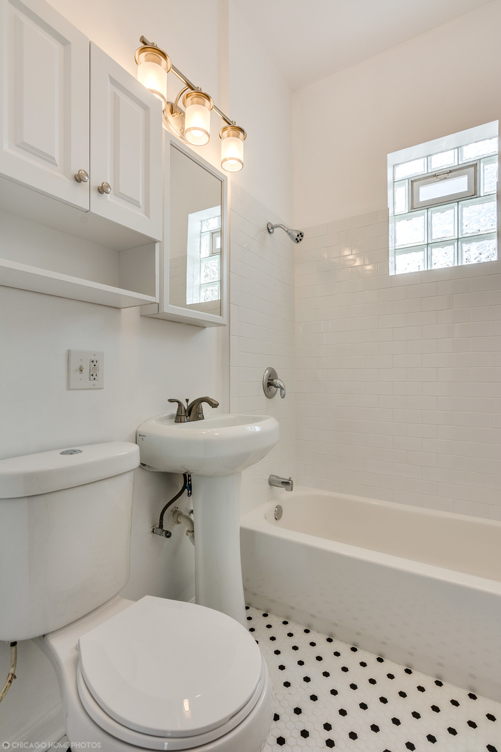 3323 W Potomac Avenue