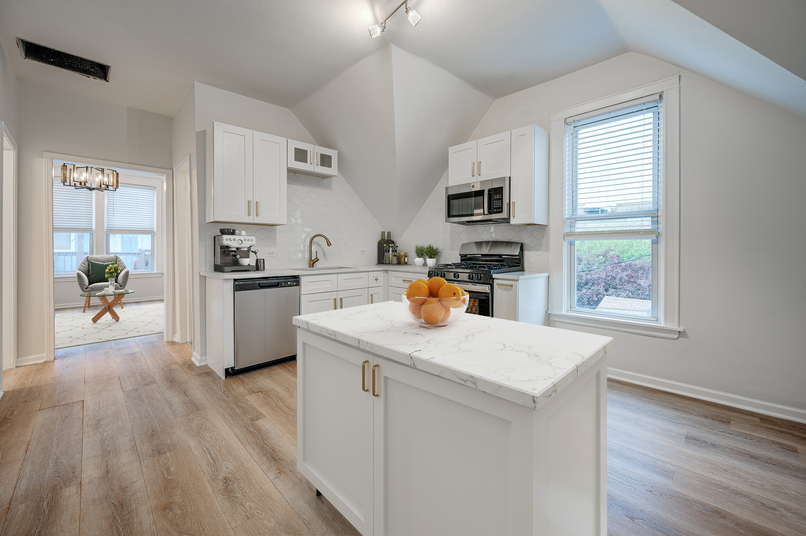 3323 W Potomac Avenue