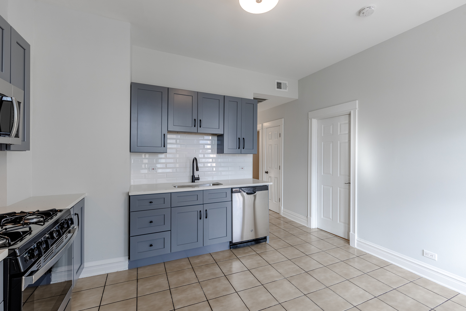 3323 W Potomac Avenue