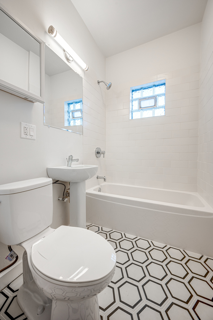 3323 W Potomac Avenue