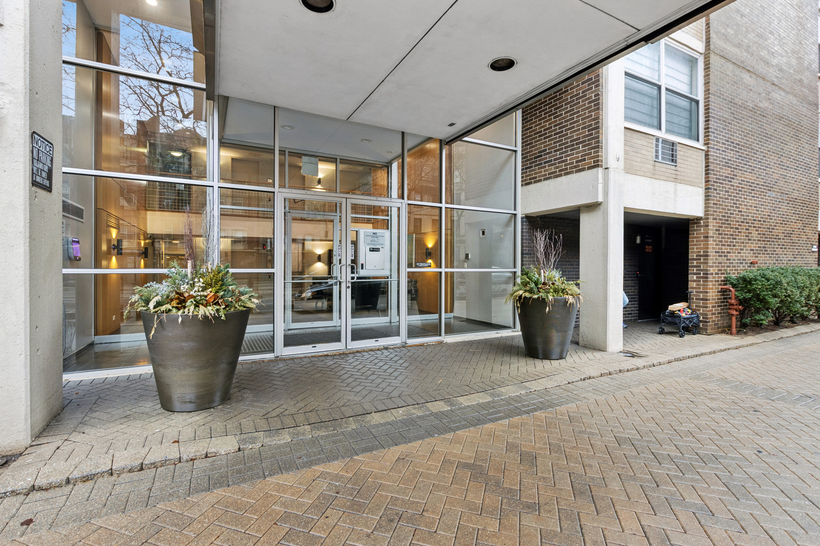 3033 N Sheridan Road Unit: 1502