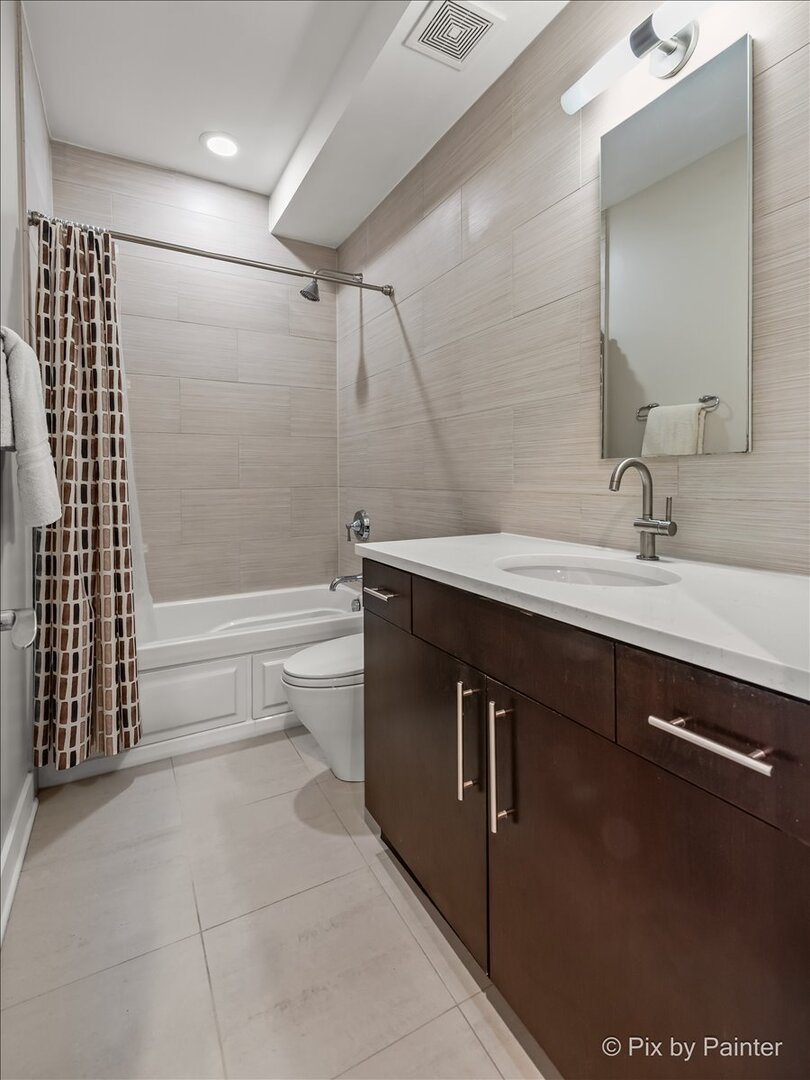 1448 W Roscoe Street Unit: 1E