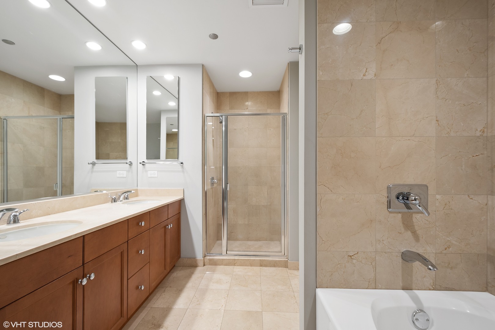 130 N GARLAND Court Unit: 4902