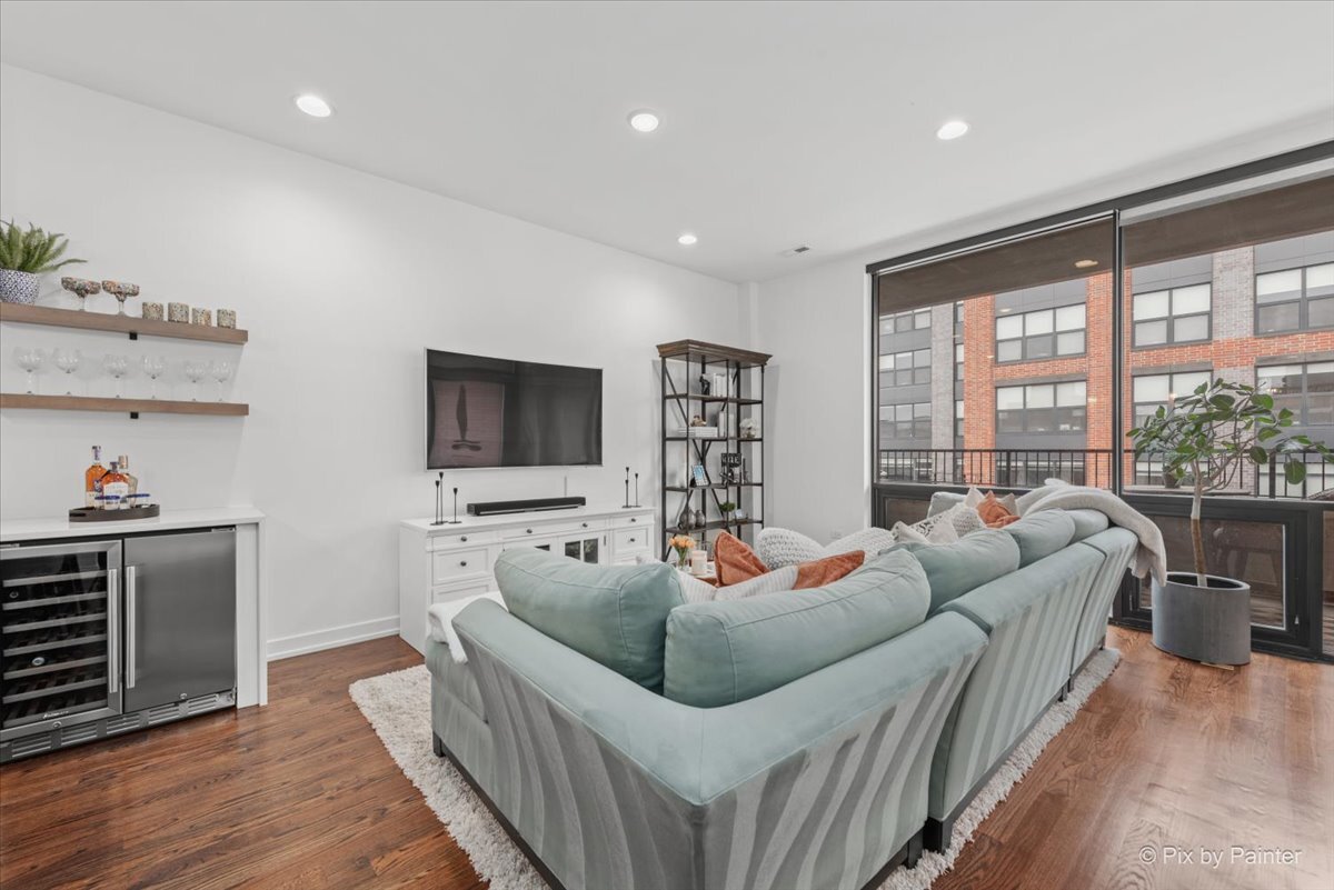 2491 N Milwaukee Avenue Unit: 4S