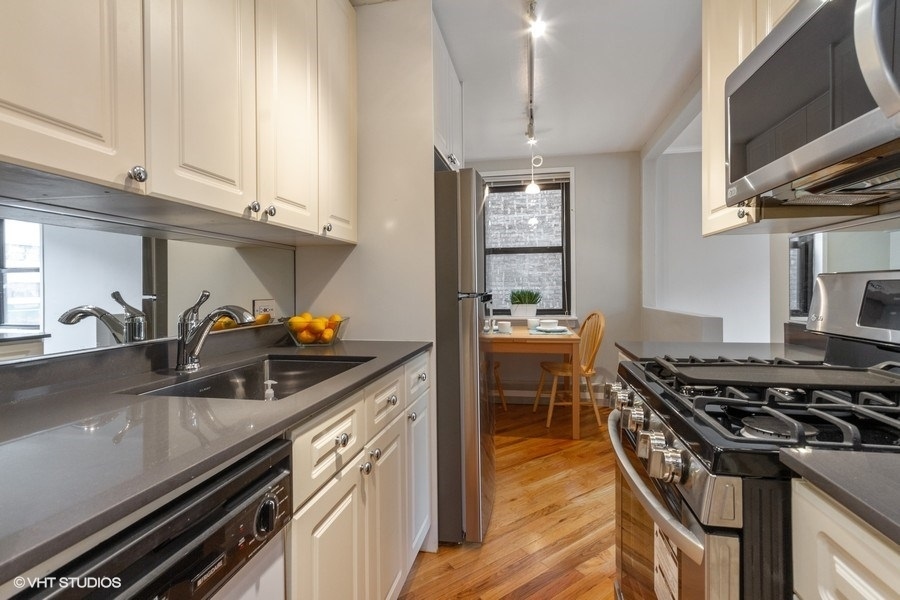 525 W Aldine Avenue Unit: 102