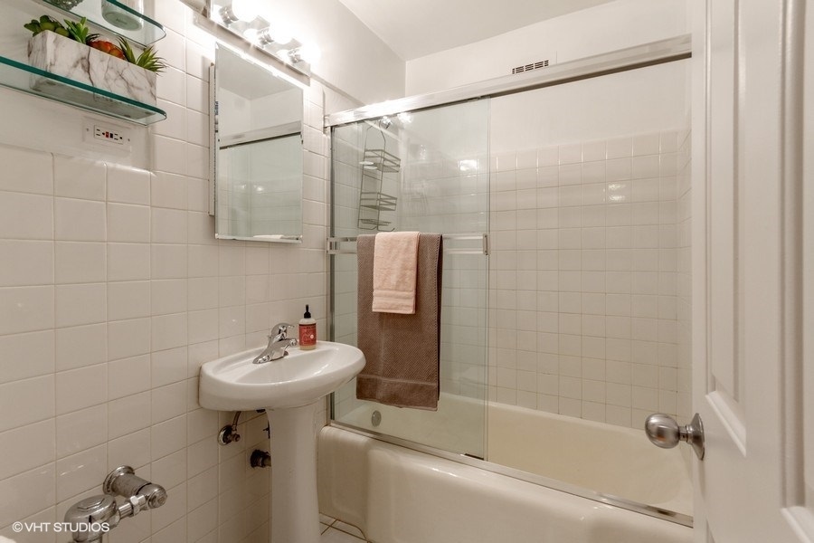 525 W Aldine Avenue Unit: 102