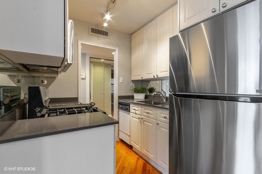 525 W Aldine Avenue Unit: 102