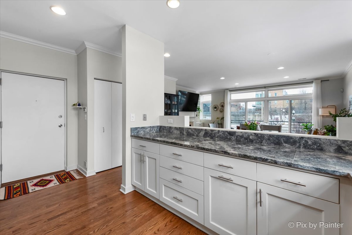 1830 N Winchester Avenue Unit: 101
