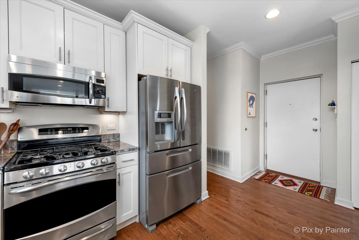 1830 N Winchester Avenue Unit: 101