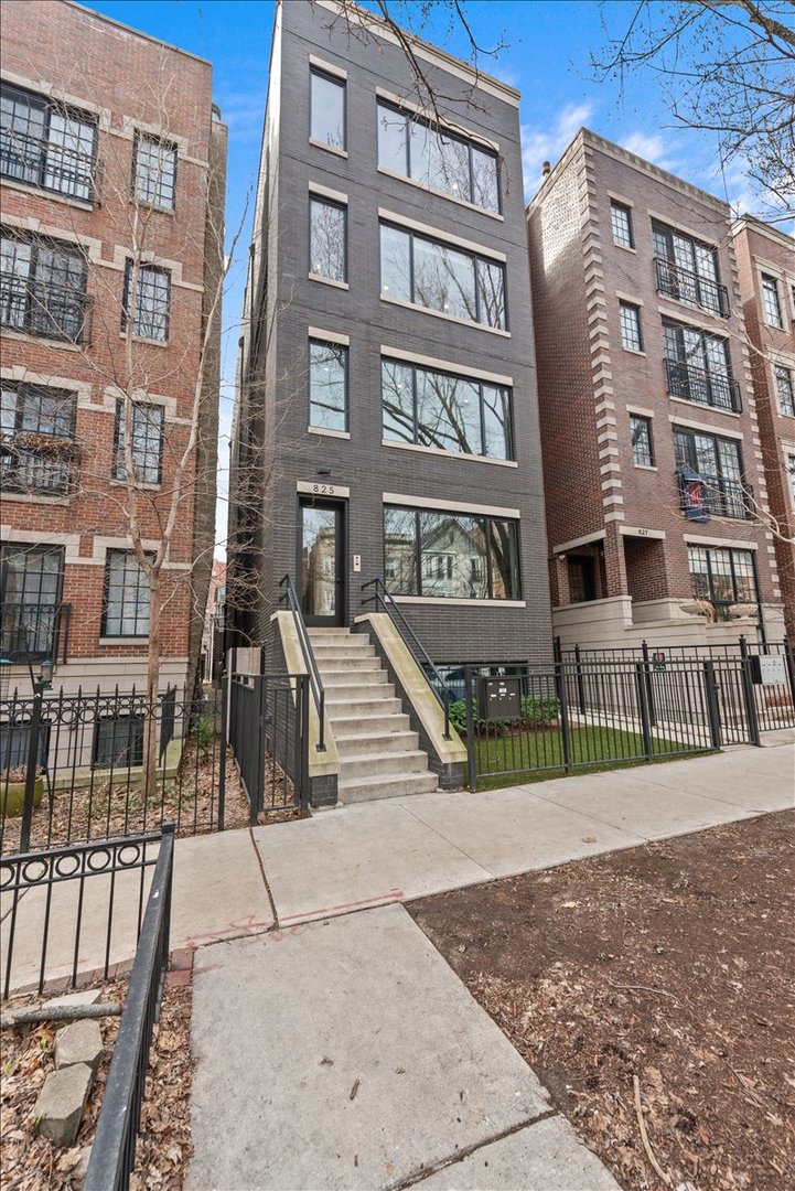 825 W Buckingham Place Unit: 3