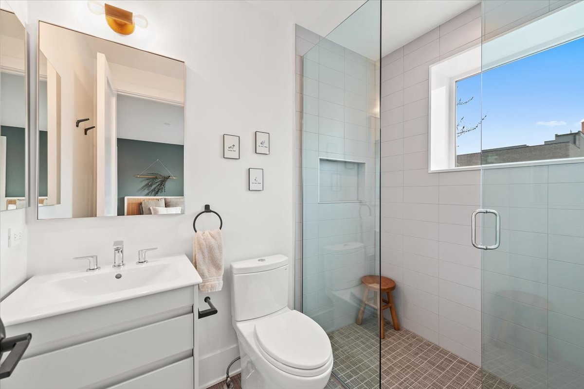 825 W Buckingham Place Unit: 3