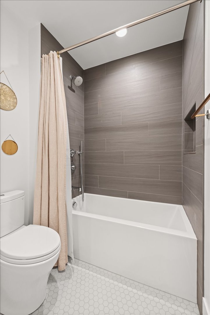 825 W Buckingham Place Unit: 3
