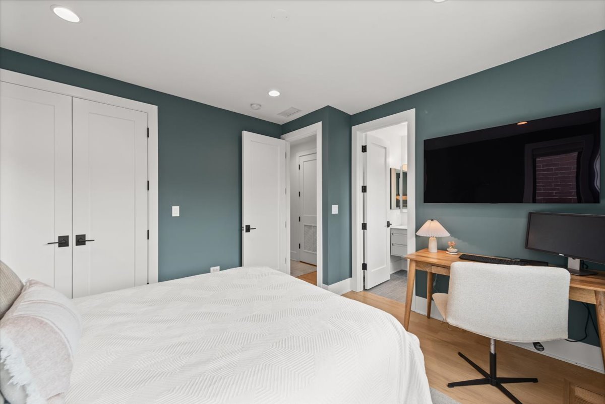 825 W Buckingham Place Unit: 3