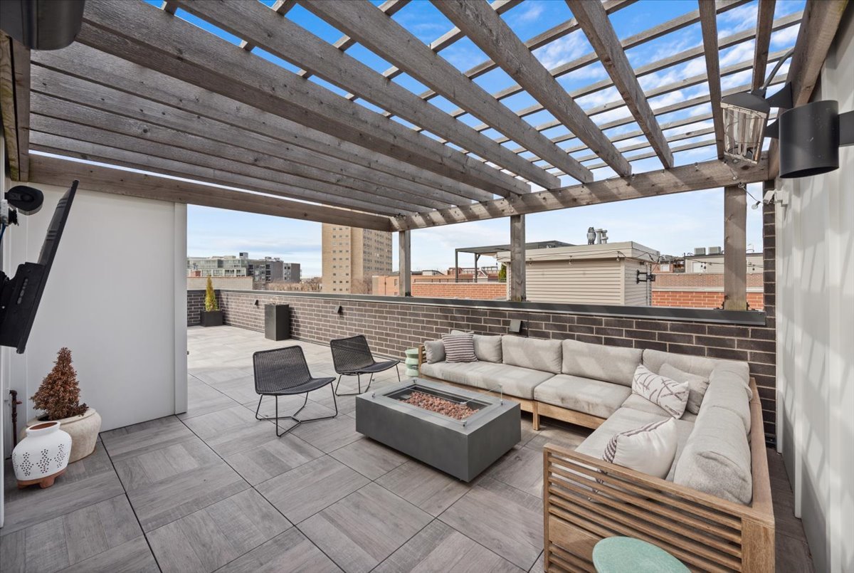 825 W Buckingham Place Unit: 3