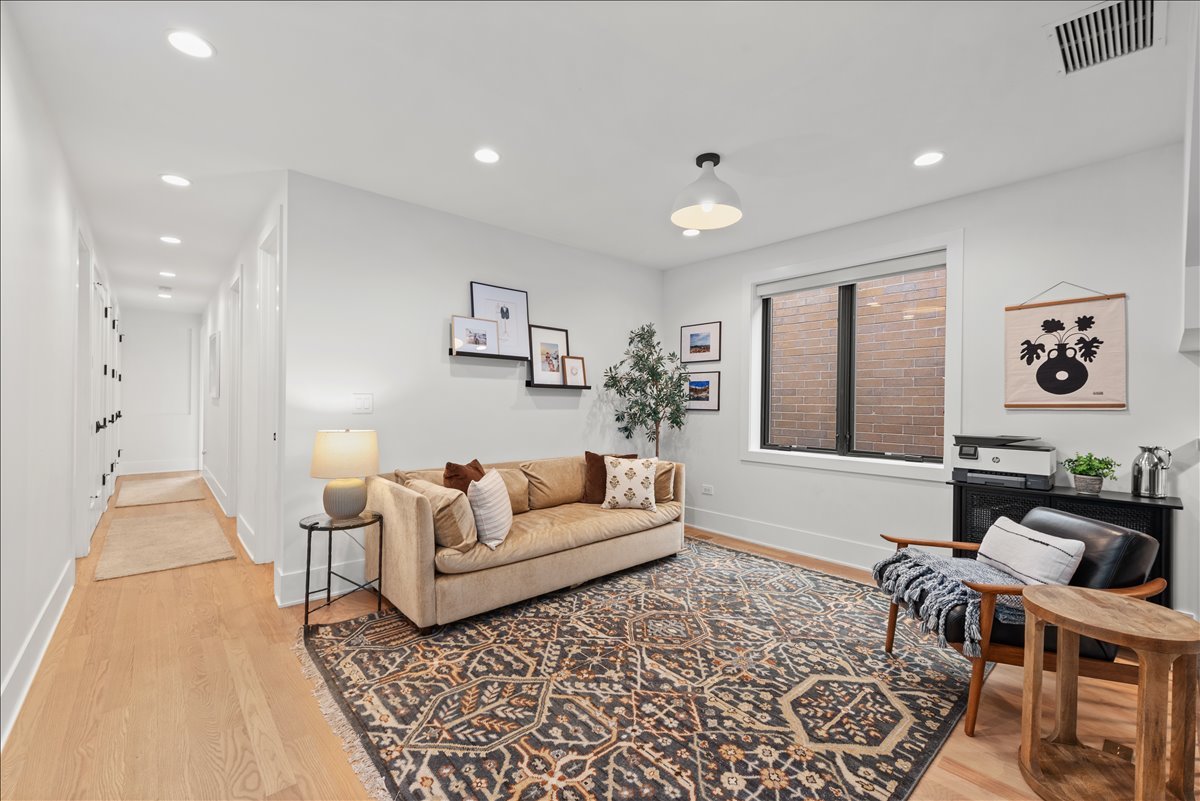 825 W Buckingham Place Unit: 3