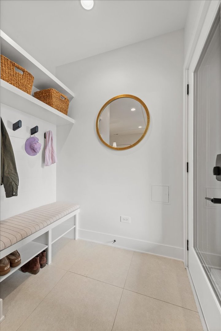 825 W Buckingham Place Unit: 3