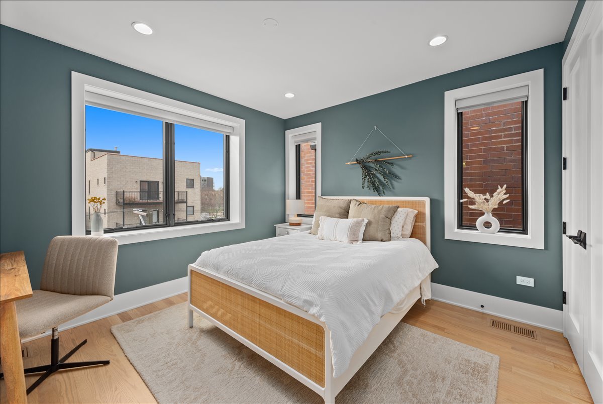 825 W Buckingham Place Unit: 3