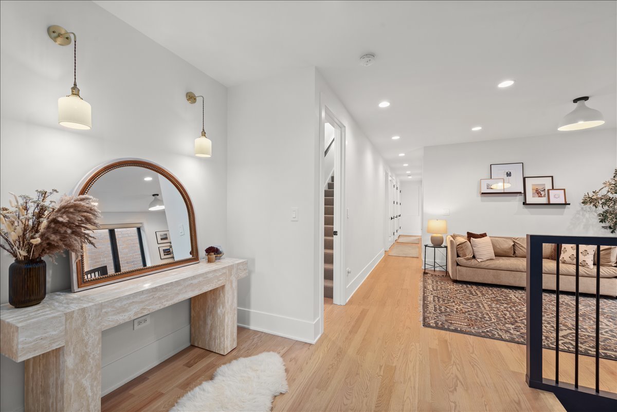 825 W Buckingham Place Unit: 3