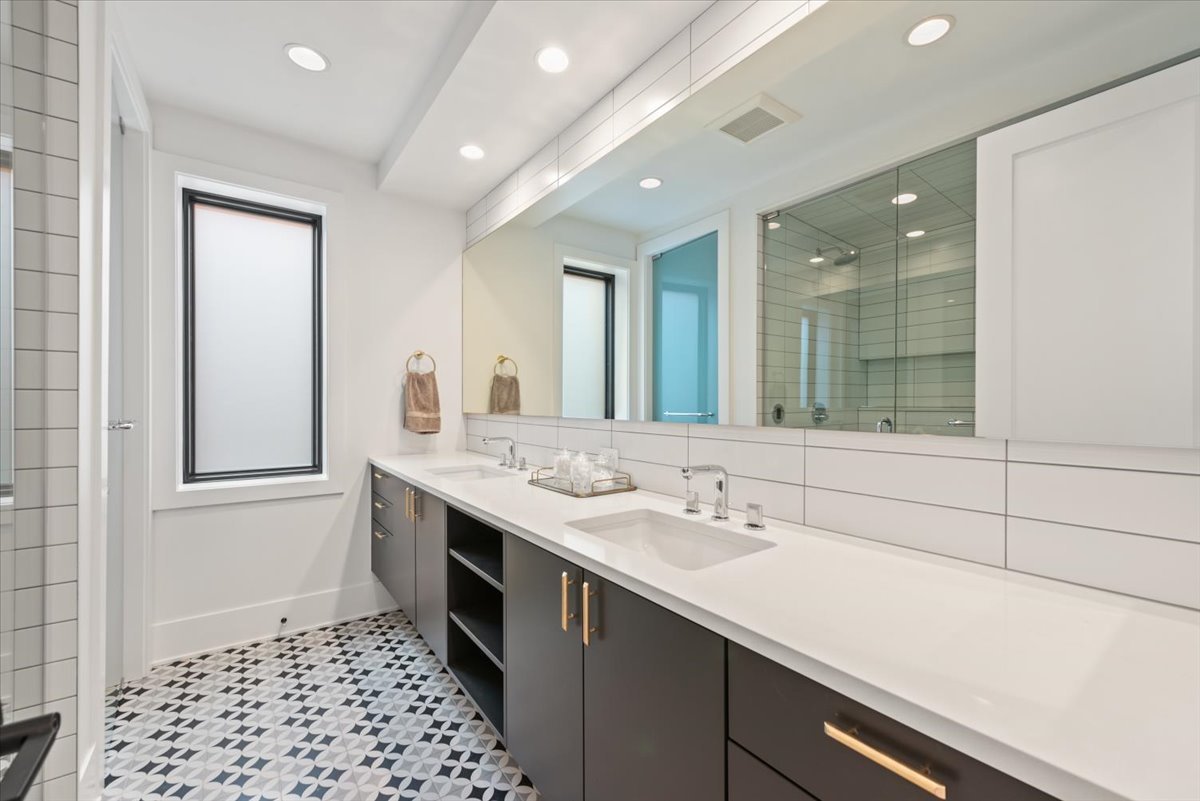 825 W Buckingham Place Unit: 3