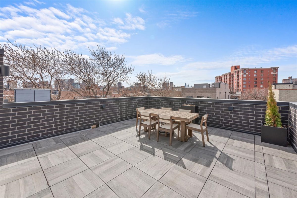 825 W Buckingham Place Unit: 3