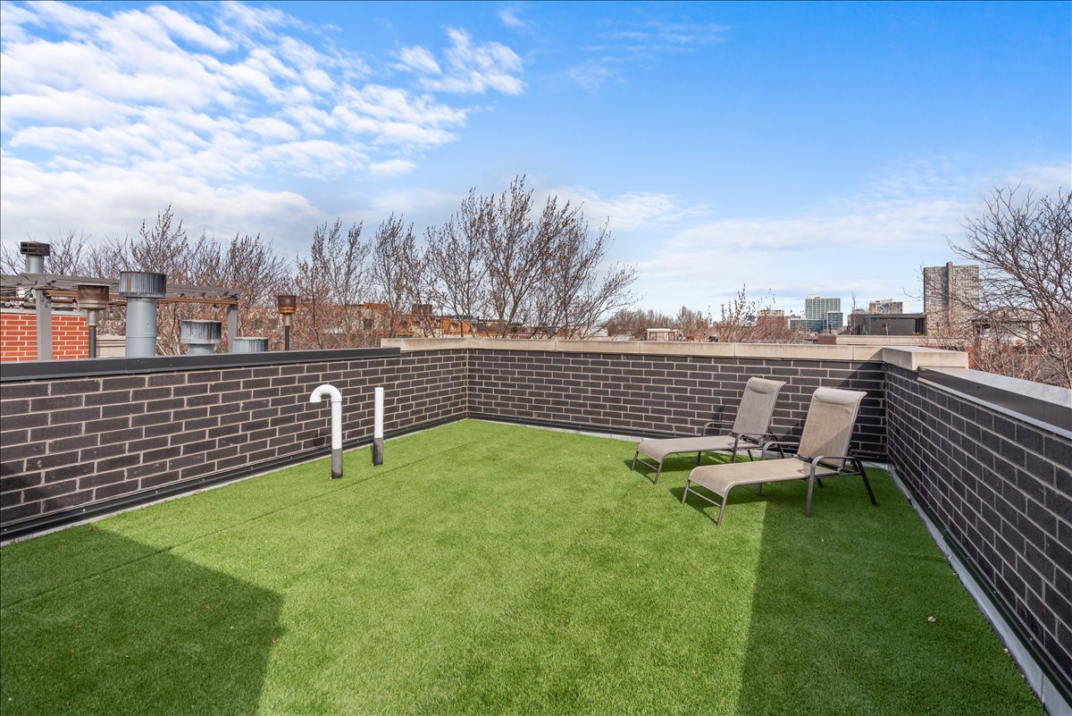 825 W Buckingham Place Unit: 3