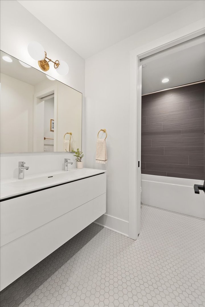 825 W Buckingham Place Unit: 3