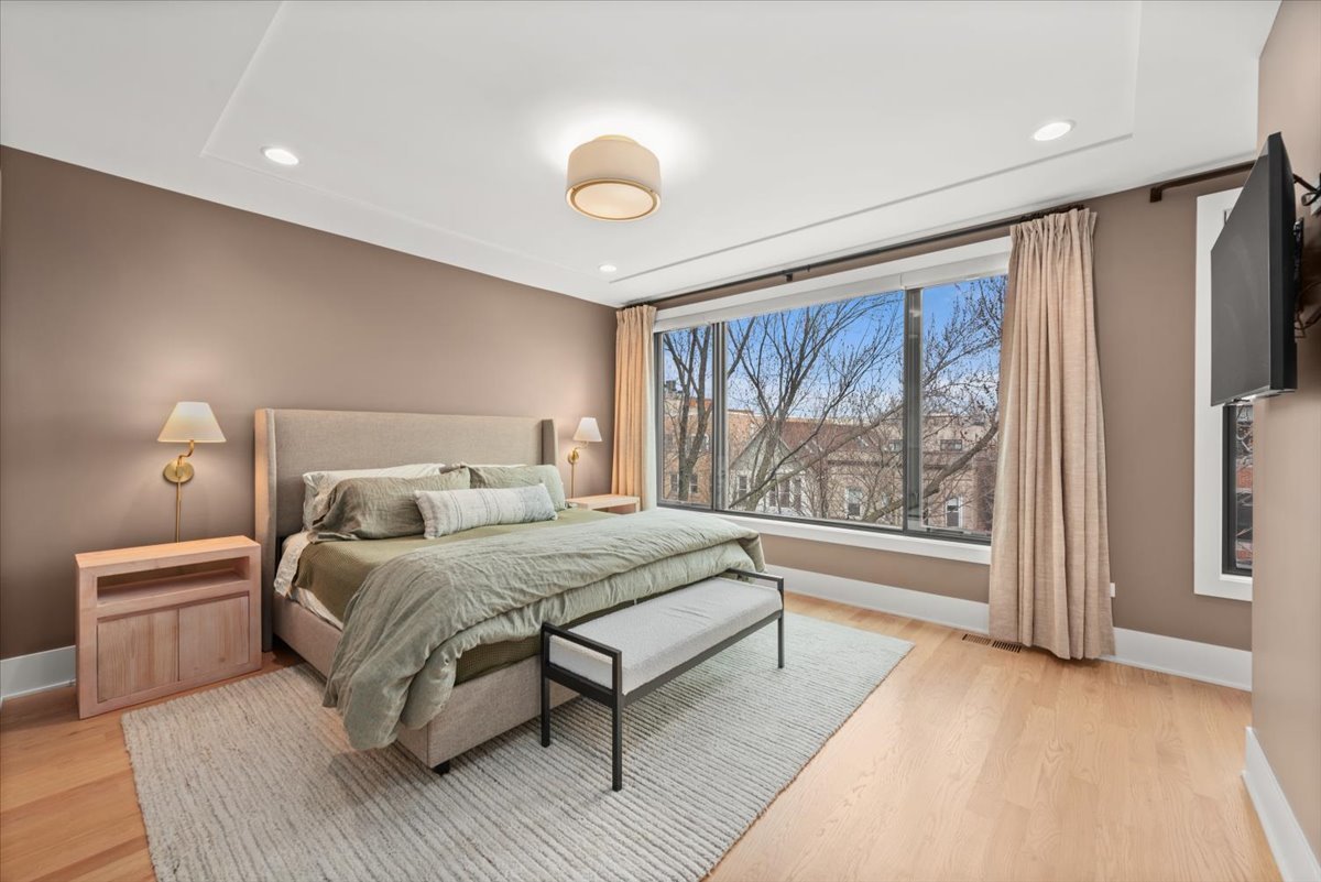 825 W Buckingham Place Unit: 3