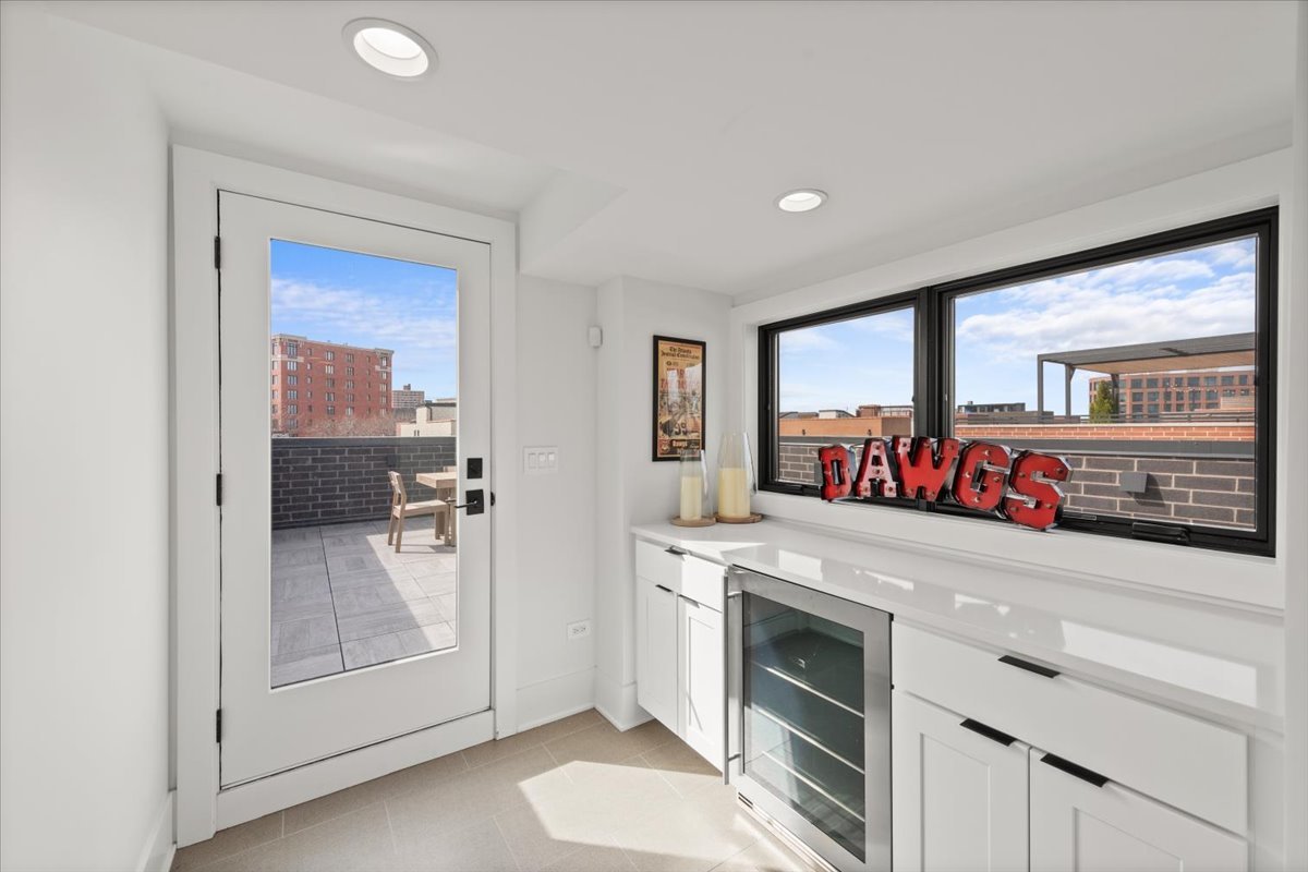 825 W Buckingham Place Unit: 3