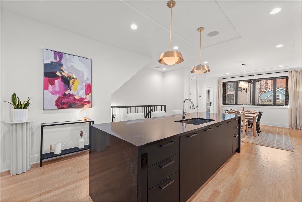 825 W Buckingham Place Unit: 3
