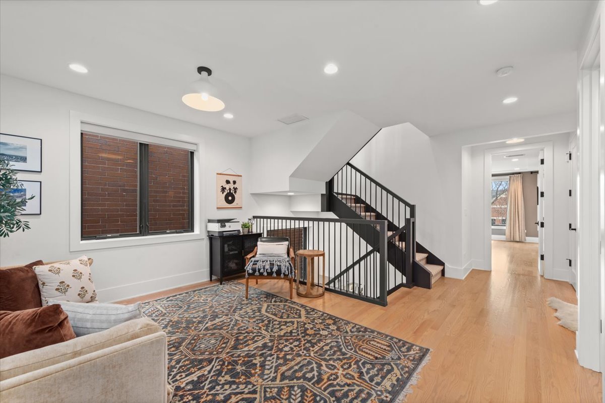 825 W Buckingham Place Unit: 3