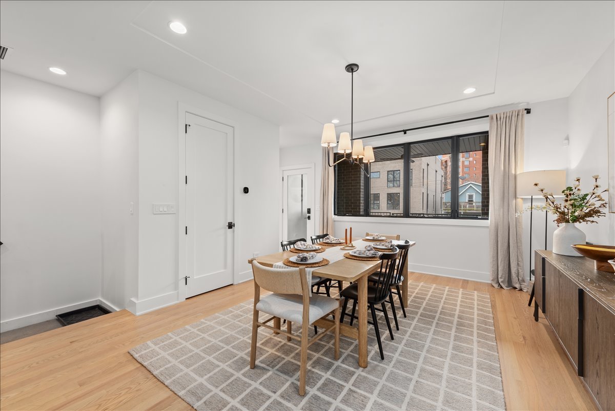 825 W Buckingham Place Unit: 3