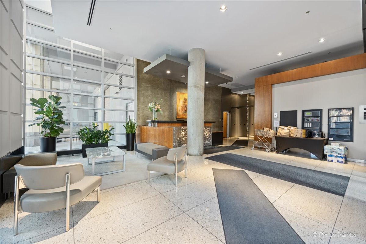 700 N Larrabee Street Unit: 1811