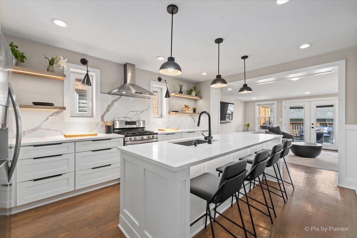 3863 N Oriole Avenue