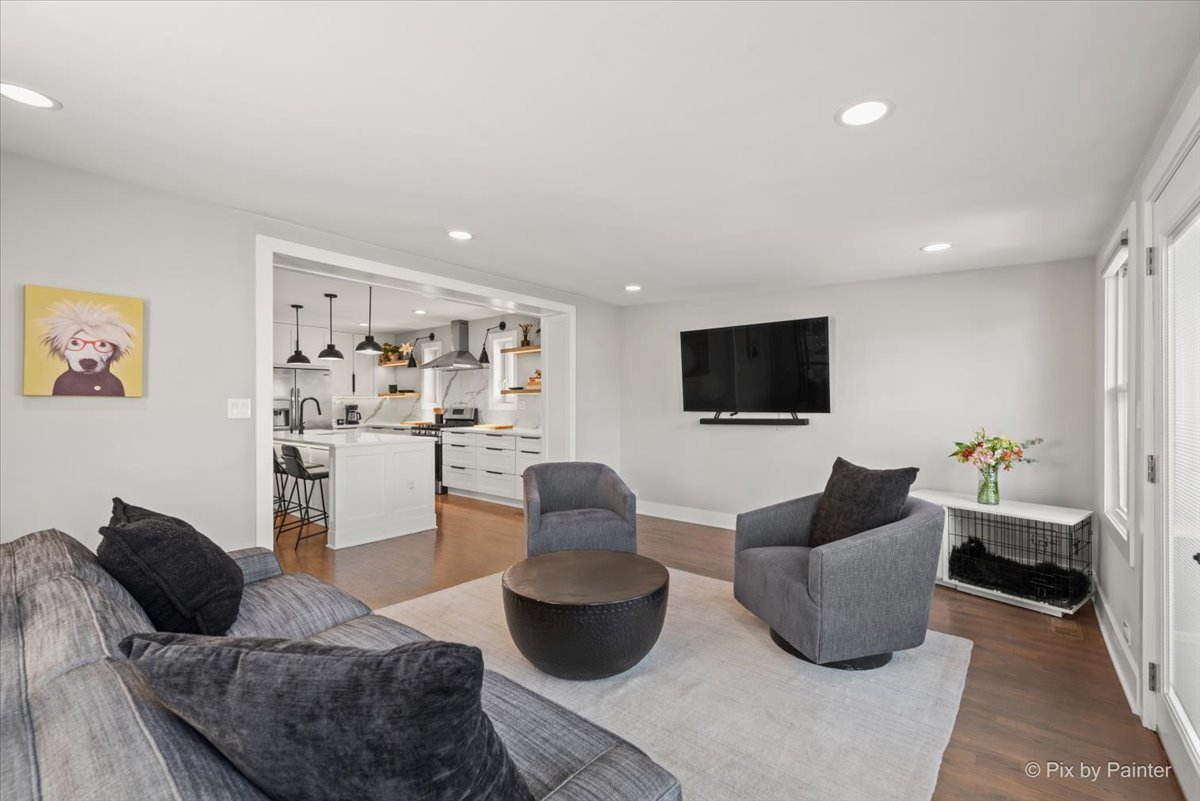 3863 N Oriole Avenue