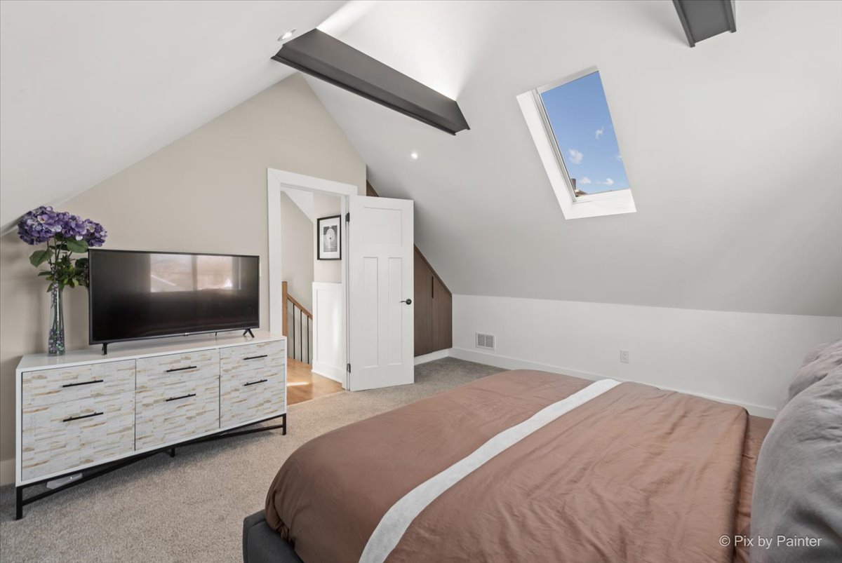 3863 N Oriole Avenue