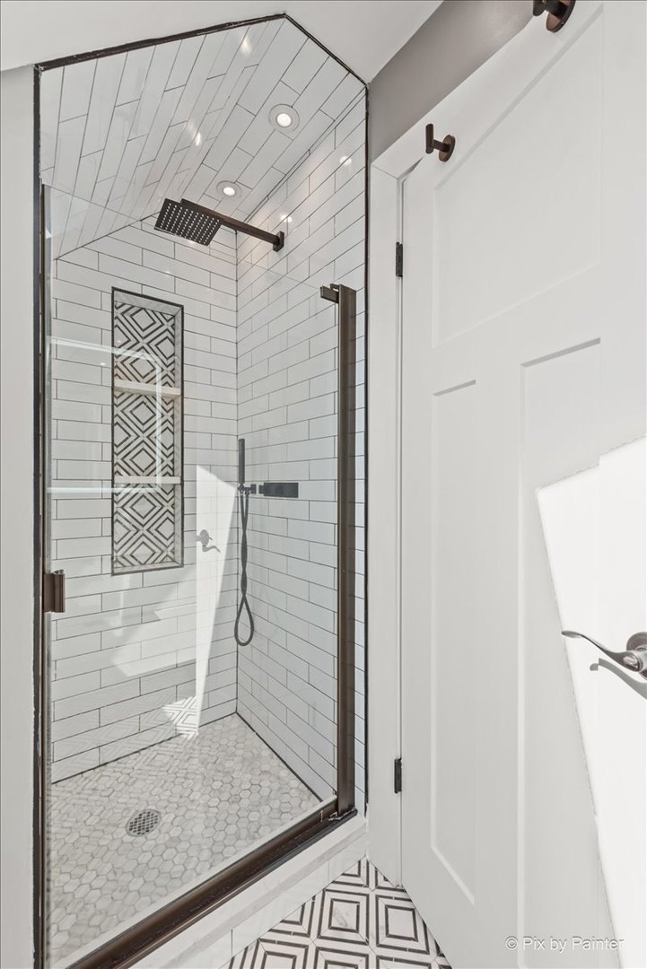 3863 N Oriole Avenue