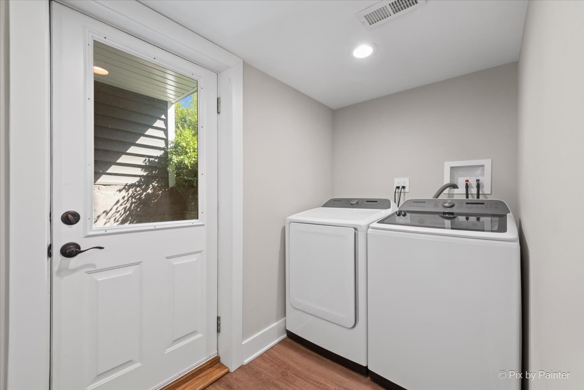 3863 N Oriole Avenue