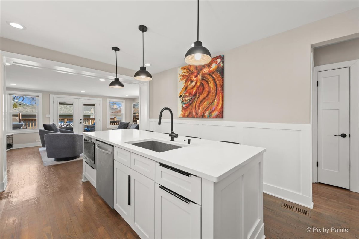 3863 N Oriole Avenue