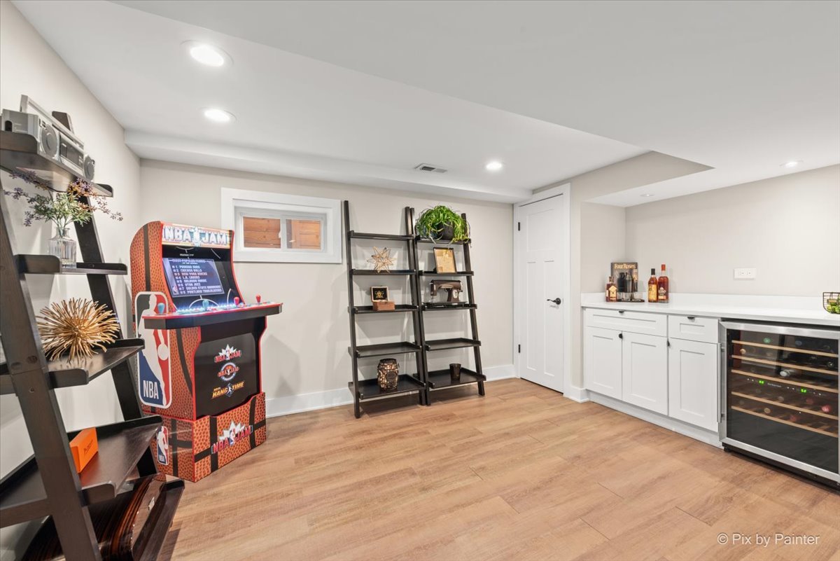 3863 N Oriole Avenue