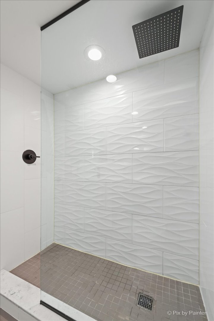 3863 N Oriole Avenue