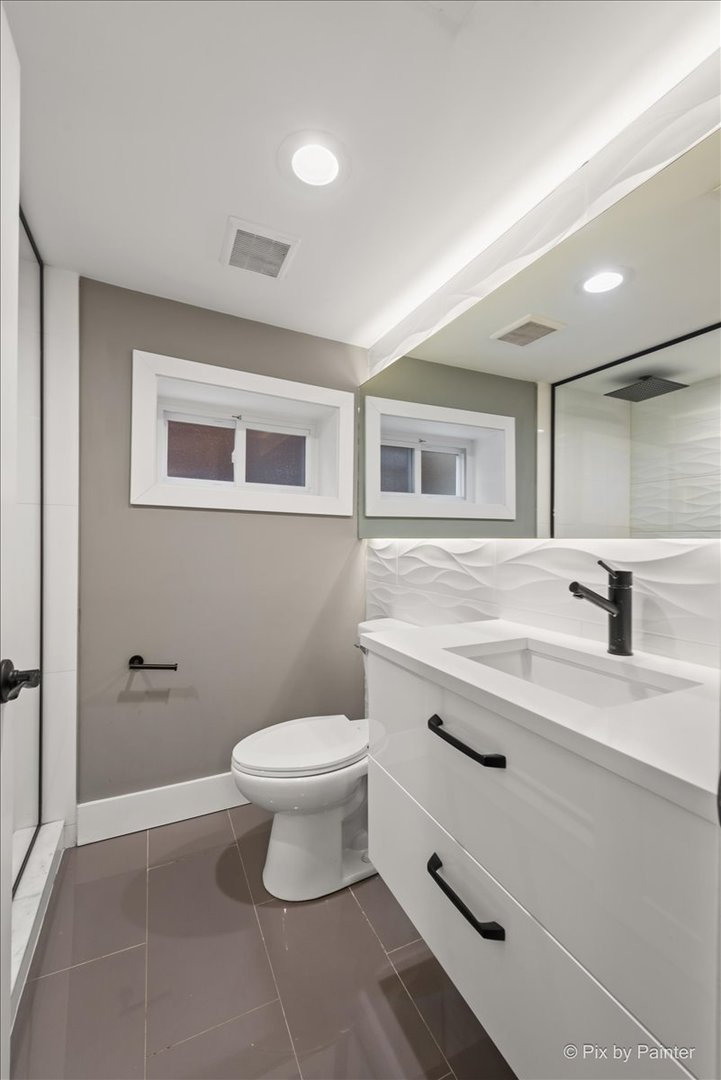 3863 N Oriole Avenue