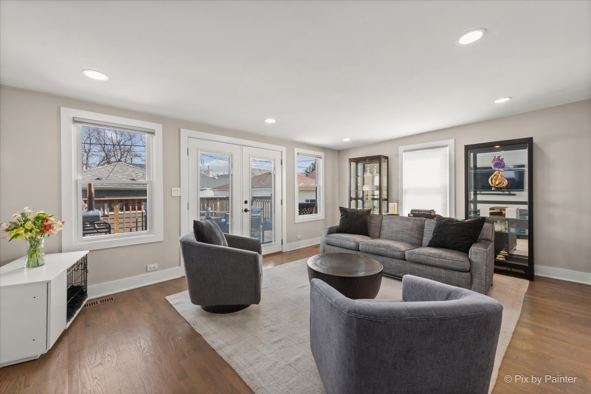 3863 N Oriole Avenue