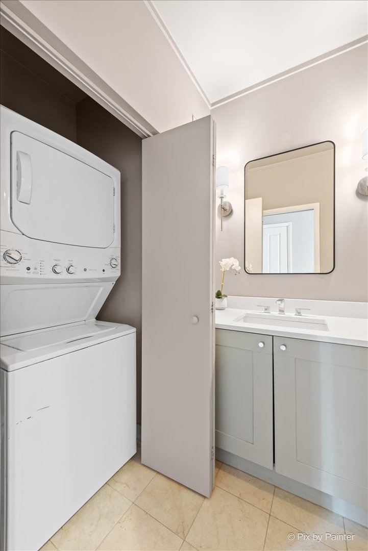 744 N Clark Street Unit: 705