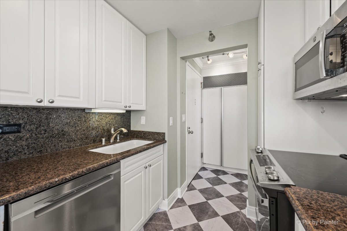 111 W Maple Street Unit: 3401