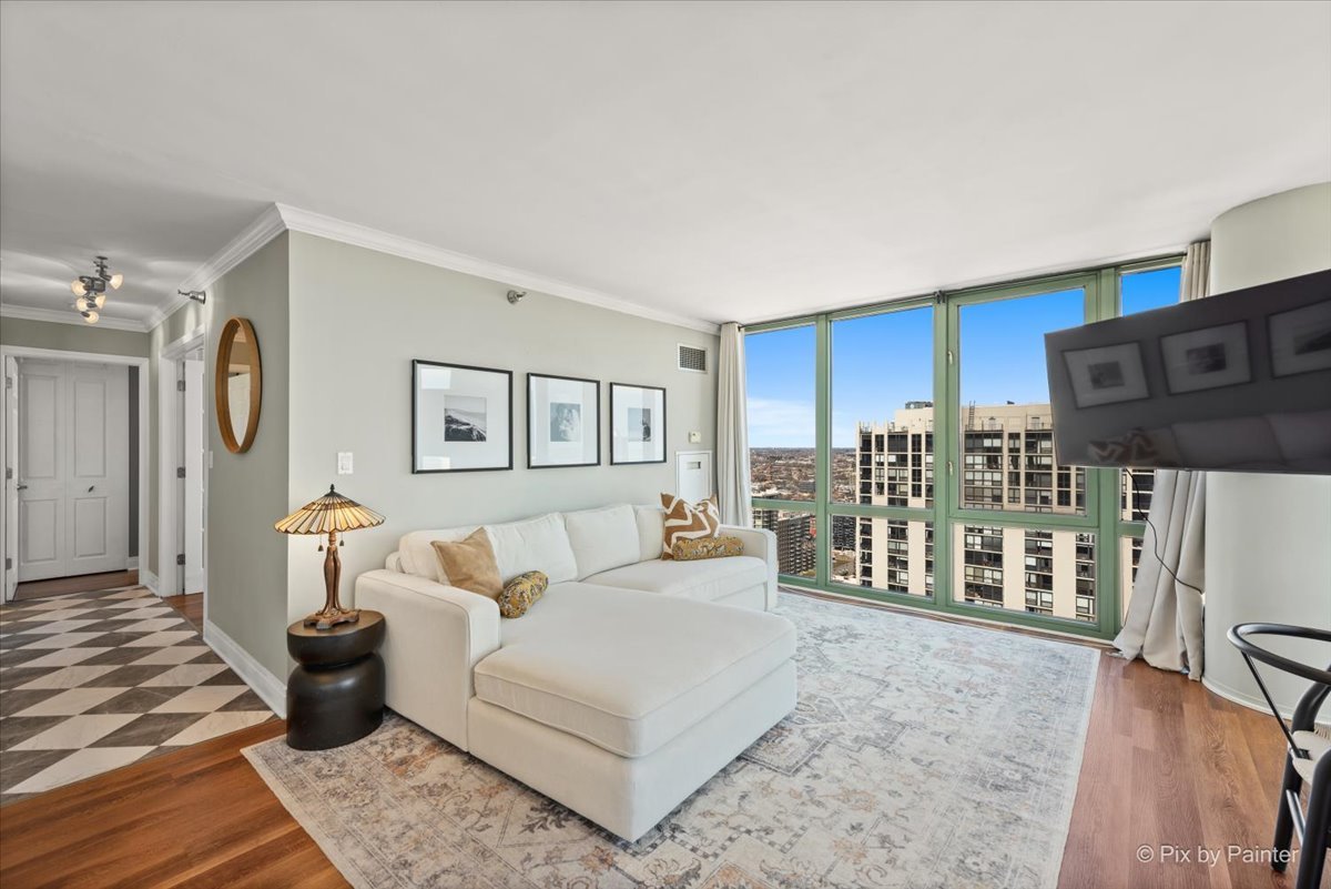 111 W Maple Street Unit: 3401
